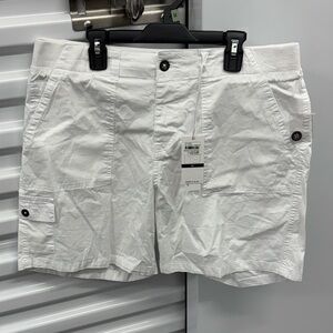 NWT DASH Denise White Cargo Shorts Women’s M Comfort Waist Utility Look M